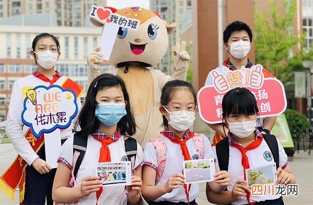 开学天班级大型补作业现场：老师前排查、学生后排补