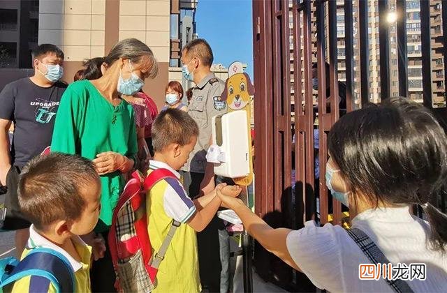 开学天班级大型补作业现场：老师前排查、学生后排补