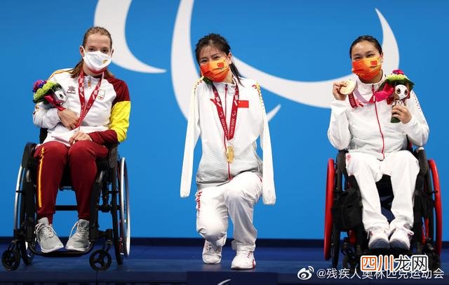 卢冬夺金后单腿下蹲合影
