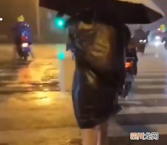 台风登陆海南:暴雨下市民艰难行走 目前当地情况如何？附详情