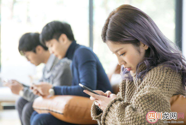 躺床上玩手机为什么越玩越精神 躺着玩手机有什么危害