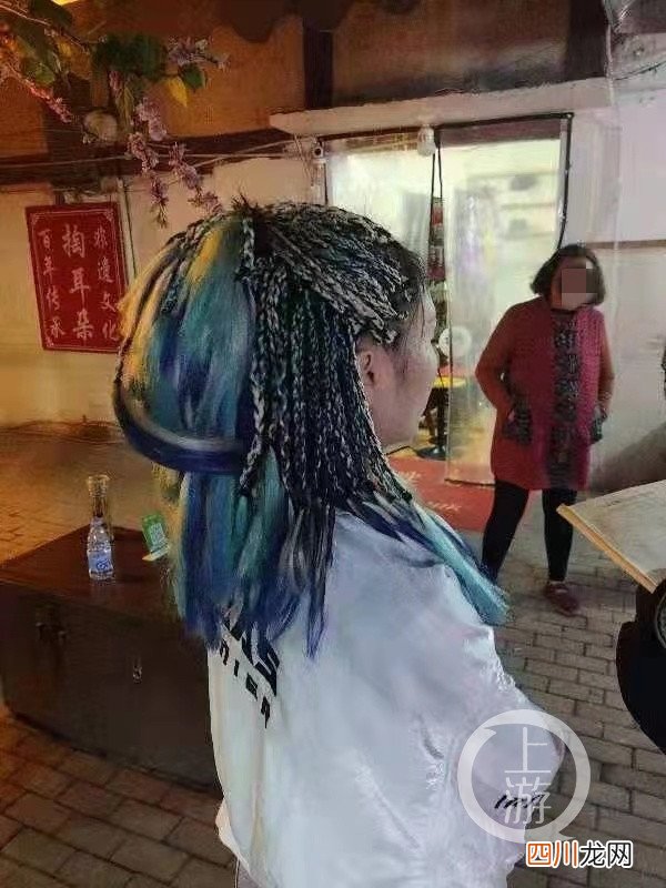 女孩编完脏辫后报警称5000多元太贵 店家：一根30，5个人