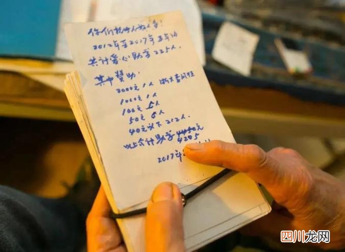 问一问：浙大89岁退休教师深夜拾荒资助大学生：用自己双手赚钱资助