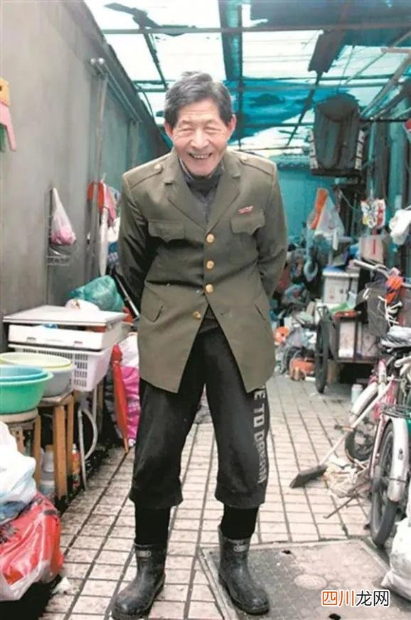 问一问：浙大89岁退休教师深夜拾荒资助大学生：用自己双手赚钱资助