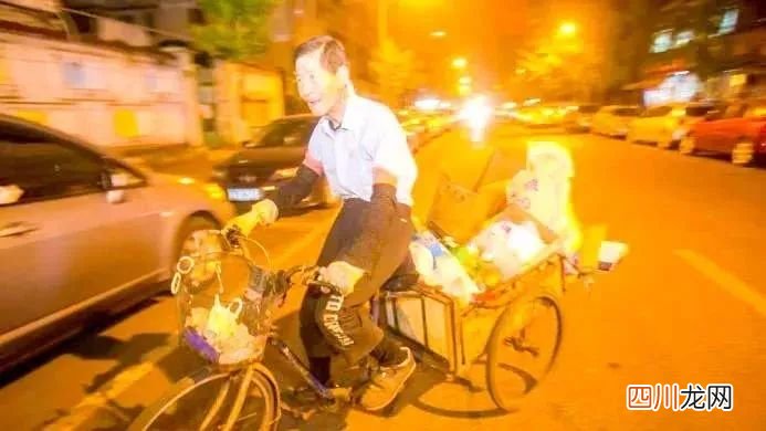 问一问：浙大89岁退休教师深夜拾荒资助大学生：用自己双手赚钱资助