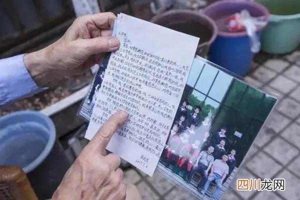 问一问：浙大89岁退休教师深夜拾荒资助大学生：用自己双手赚钱资助