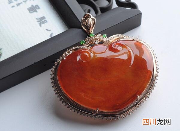 挑选翡翠也需要考虑肤色，红翡如意挂件适合肤色偏黄的人士佩戴