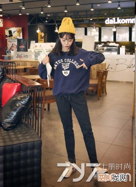时尚达人教你蓝色卫衣穿搭技巧 蓝色卫衣搭配什么裤子好看