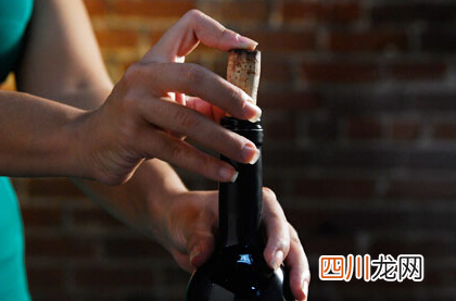 五种开红酒小窍门分享 简单有用 红酒没有开瓶器怎么开