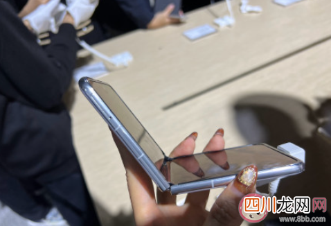 折叠屏手机买大还是买小 怎样选择折叠屏大小