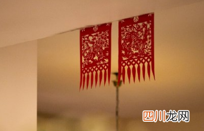 贴吊钱是冲屋里还是冲外面