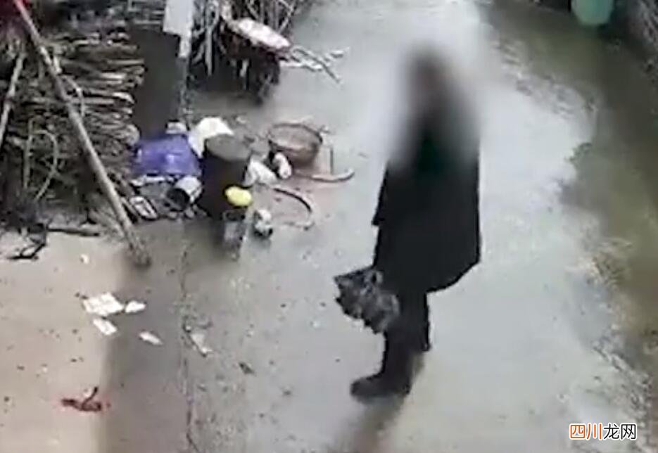 这是苦肉计？男子弄伤自己躺债主门口称被打 举头三尺有监控