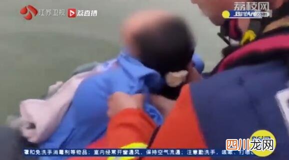 坠江女孩抱羽绒服漂浮1小时获救