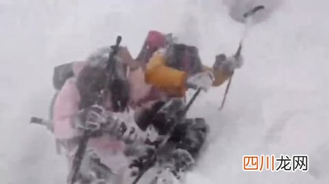 安全最重要！云南一景区发生雪崩 游客边跑边拍纪录雪崩现场