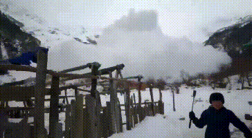 安全最重要！云南一景区发生雪崩 游客边跑边拍纪录雪崩现场
