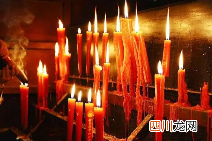 2022年正月十五坟前挂红灯笼还是白灯笼