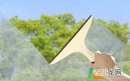 安了防护栏怎么擦玻璃