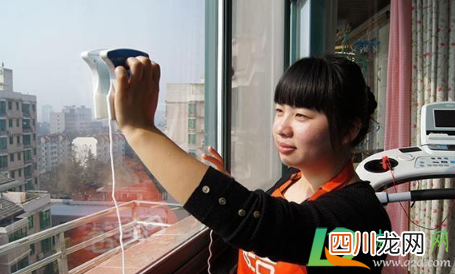安了防护栏怎么擦玻璃