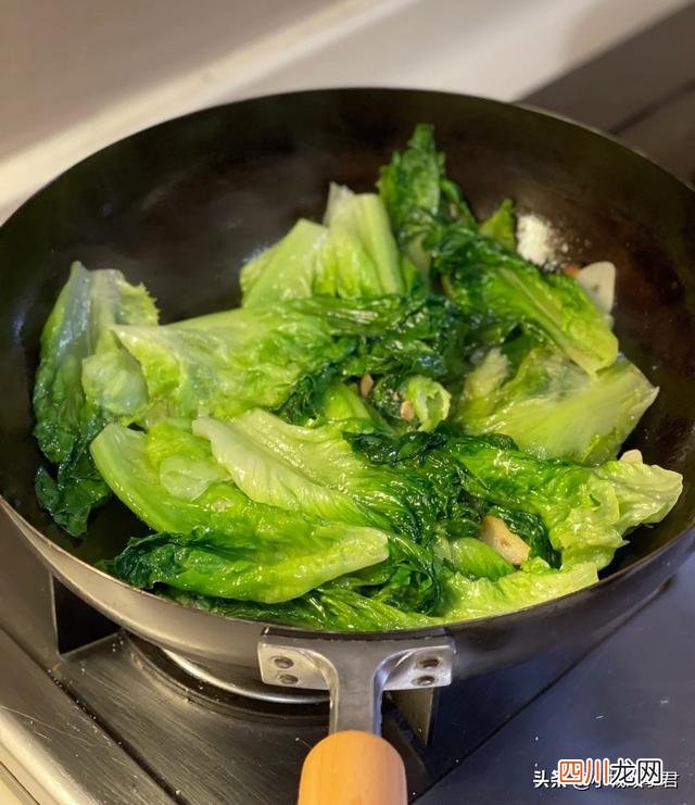 关于上海一男子买不到菜在家水培白菜的信息