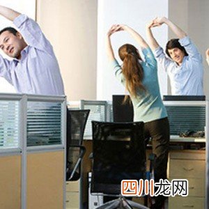 电脑前轻松健身的运动