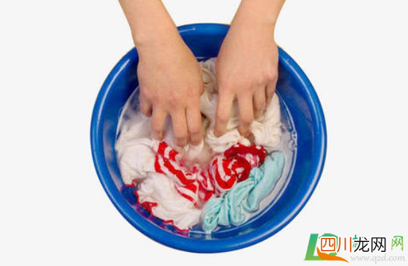 衣服用盐水泡了还要用清水洗吗