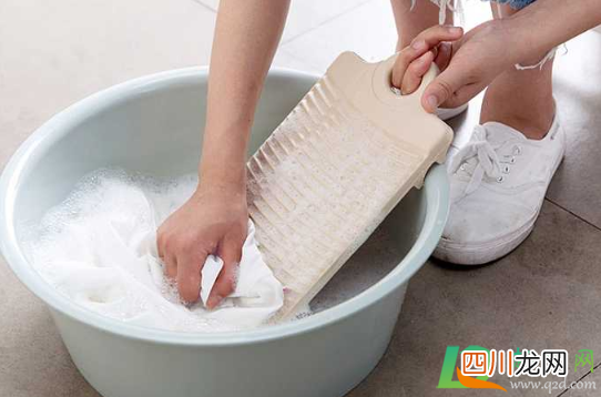 衣服用盐水泡了还要用清水洗吗