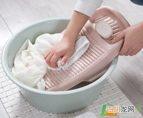 衣服用盐水泡了还要用清水洗吗