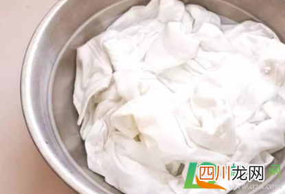 夏季衣服上的汗渍发霉点怎么清洗