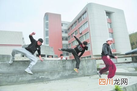 翻墙攀爬空翻不羁少年有了全国跑酷大赛