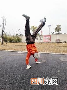 71岁老人坚持每天倒立15年