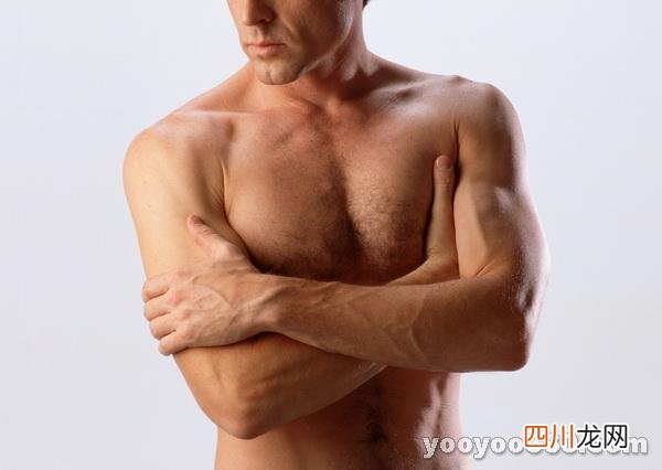 胸肌中缝怎么练 一副哑铃帮你搞定胸肌中缝