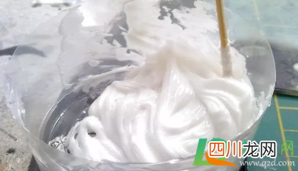 打玻璃胶枪怎么安装