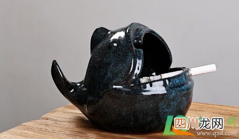 烟灰缸里放什么东西能去除烟味