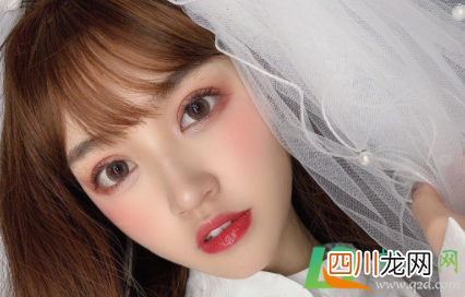 美瞳会滑到眼睛后面吗