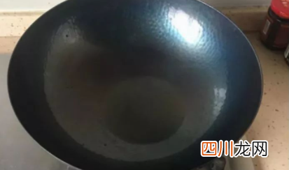 为什么铁锅中间发白