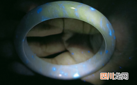 为什么玉镯里有亮晶晶的东西