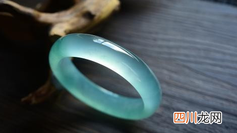 为什么玉镯里有亮晶晶的东西