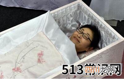 梦见自己躺在棺材里