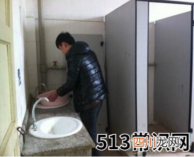 梦见别人打扫厕所