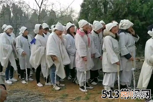 做梦梦见别人穿孝服怎么回事？
