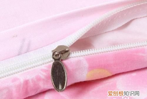 拉链下面固定的坏了怎么办,拉链齿与齿之间横向裂口了怎么修复