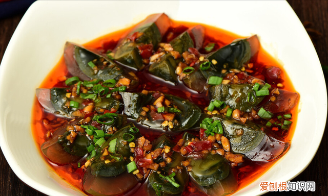 凉拌皮蛋少不了三种调料,凉拌皮蛋放什么调料好