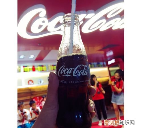 最初的可乐是什么颜色的，可乐的里面是什么颜色的？