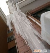 顶楼水管冻了怎么办，下雨天屋顶上的水管堵住了怎么办