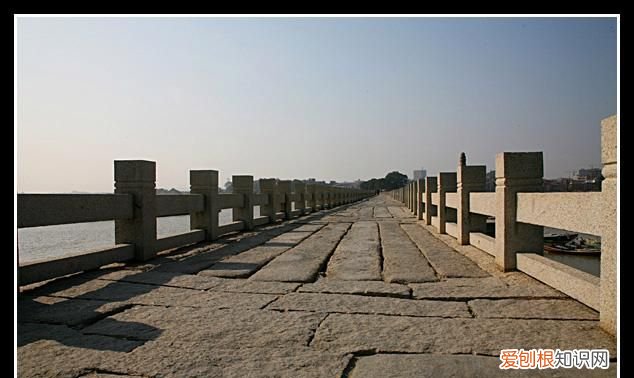 洛阳桥位于哪里，新洛阳桥为双向几车道？