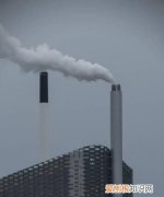 大烟囱里往外冒的白色的是什么