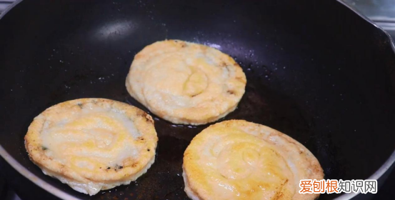 把糯米粉倒入开水锅中瞬间变美味 开水烫糯米粉可以做什么吃的