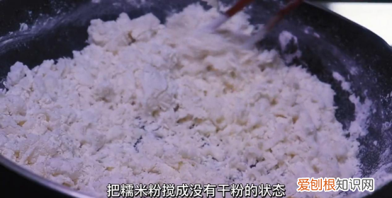 把糯米粉倒入开水锅中瞬间变美味 开水烫糯米粉可以做什么吃的