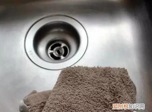 酒精去除污渍使用什么方法,用什么可以去除酒精的污渍