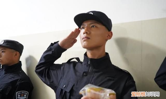 敬礼是左手还是右手